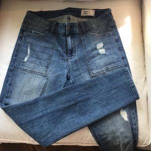 Distressed Ankle jean